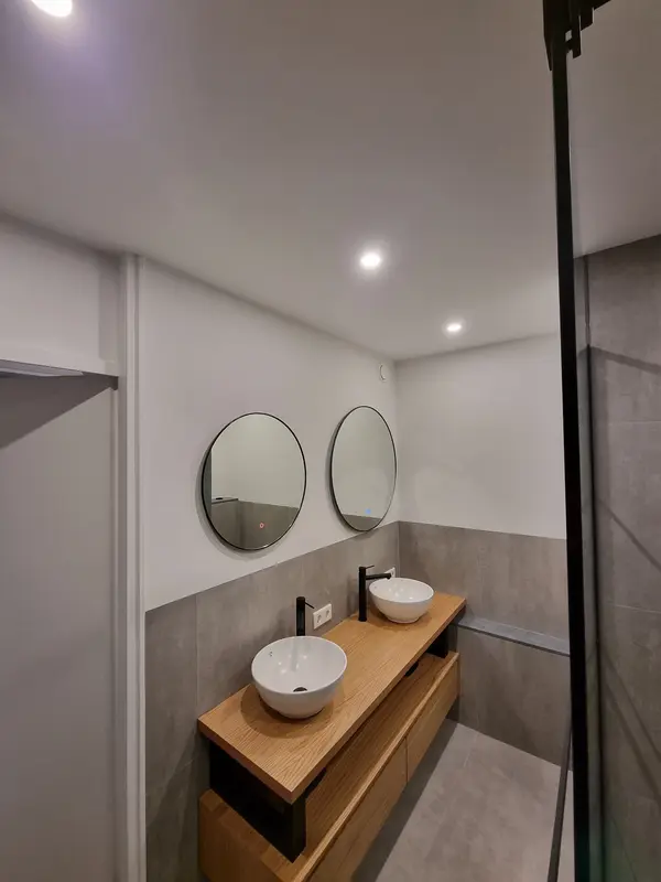 Badkamer met strak geschilderde wanden en plafond