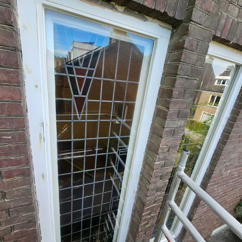 Wit kozijn met glas-in-lood