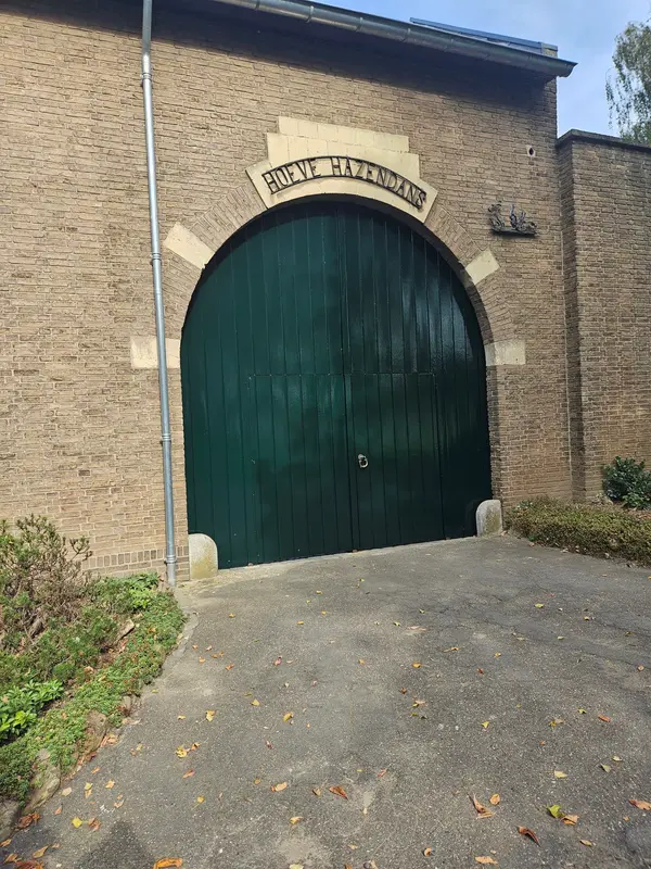 Groene boogpoort van een hoeve in Maastricht, opnieuw geschilderd
