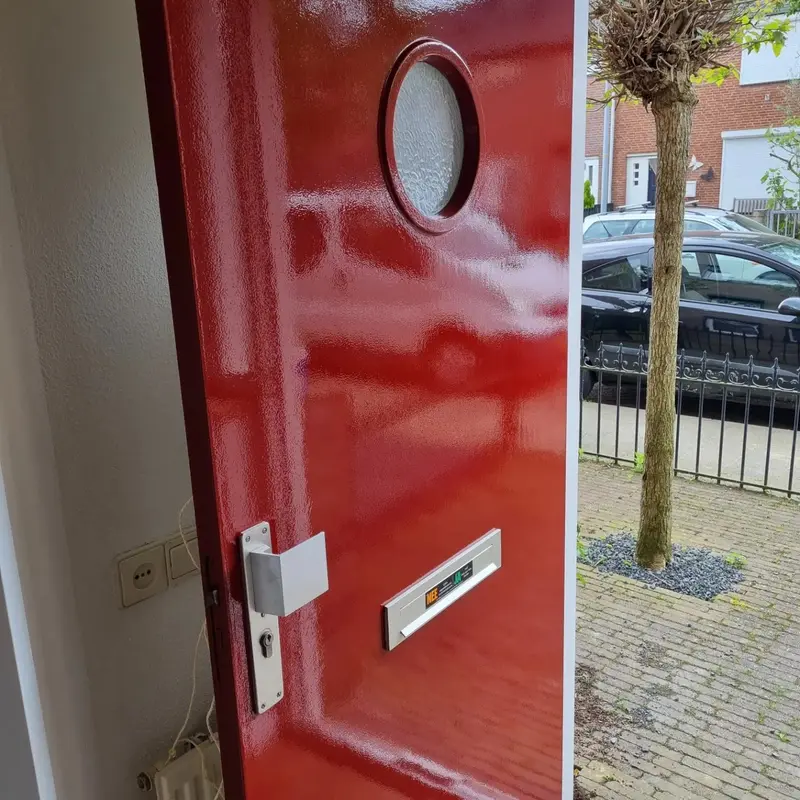 Rode voordeur met rond raampje, hoogglans gelakt