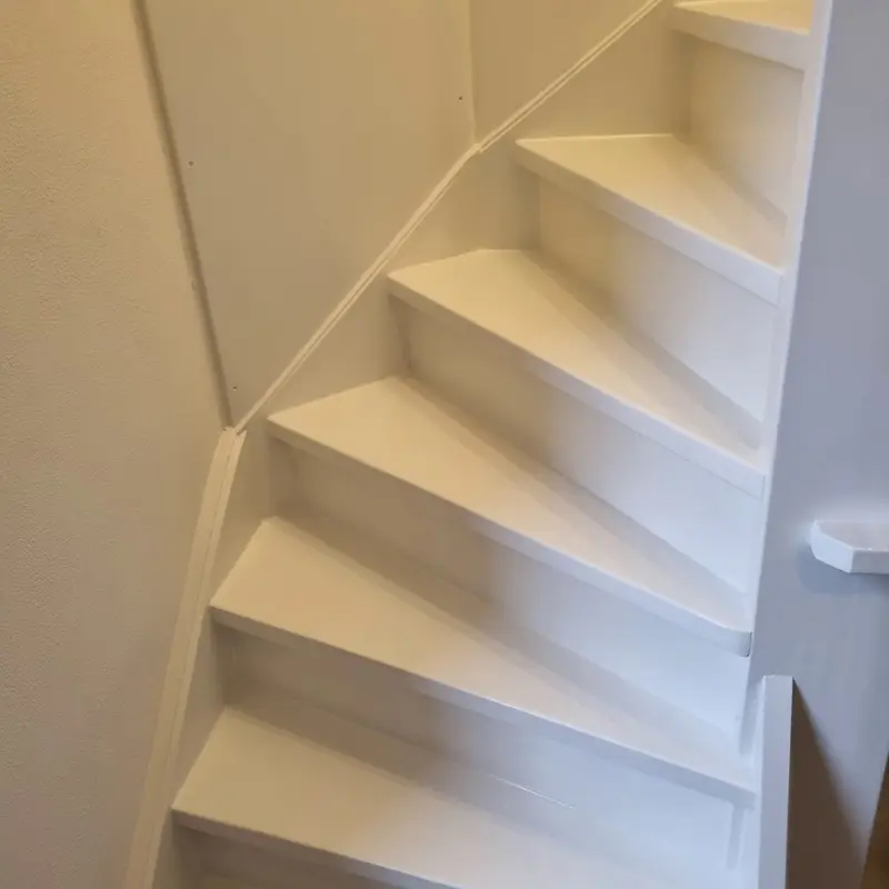 Witgeschilderde trap